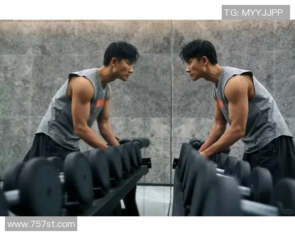 足球明星男生身材展示与健身秘诀分享,激励你追求完美体型 足球明星男生身材展示与健身秘诀分享,激励你追求完美体型